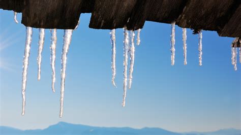 Ledo lašai ant stogo