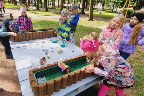 Vaikai atlieka vandens procedūras pagal S. Kneipo metodą