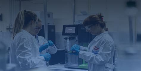 IVF laboratorija su mikroskopu