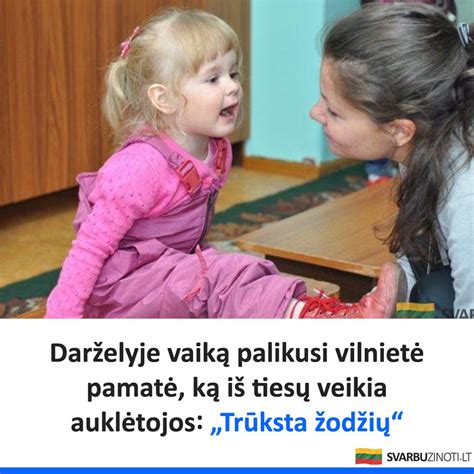 Mokytoja ramina vaiką darželyje