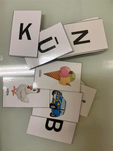 Kortelės su užrašytomis ateities profesijomis