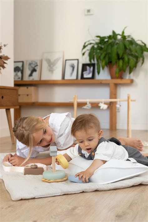 Vaikas žaidžia ant lavinamojo kilimėlio