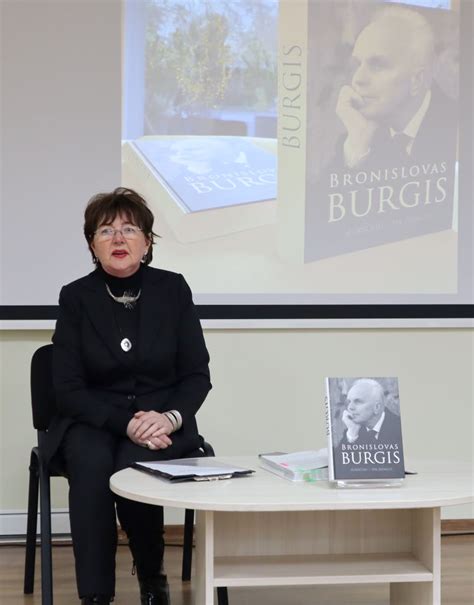 pedagogas su knyga apie projektinį ugdymą