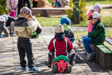 Vaikai žaidžiantys lauke Gabrielės Petkevičaitės-Bitės sode