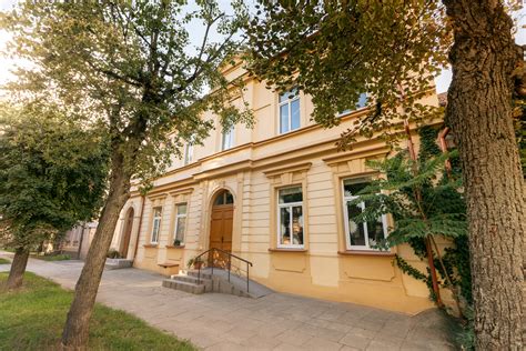 Karališkas pastatas, kuriame įsikūręs Lazdynų Pelėdos sodelis