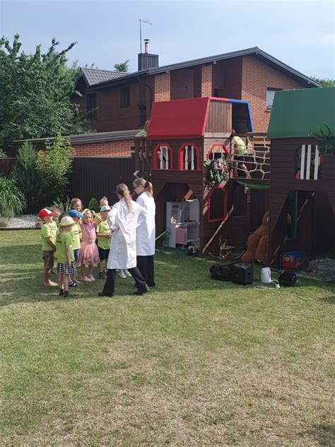 Vaikai, žaidžiantys smėlio virtuvėje lauko erdvėje