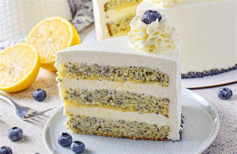 Tortas su vaikiškais batukais