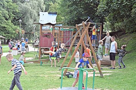 vaikai žaidžia ir mokosi