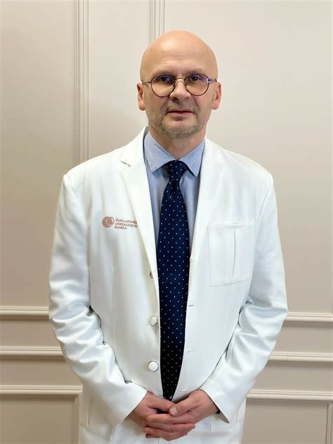 gydytojas ginekologas konsultuoja moterį