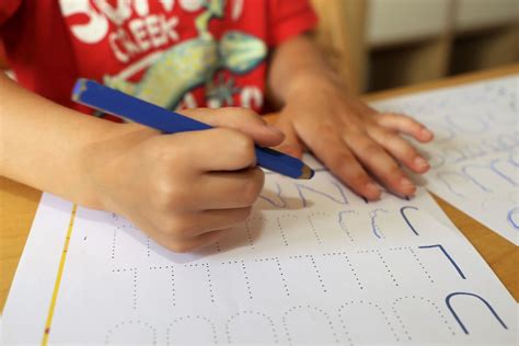 vaikas mokosi žaismingai