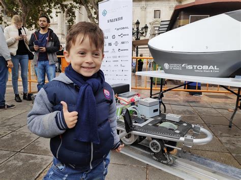 Vaikai, konstruojantys robotus