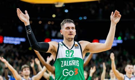 Jaunas Edgaras Ulanovas krepšinio aikštelėje