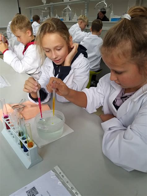 Mokiniai laboratorijoje atlieka eksperimentus