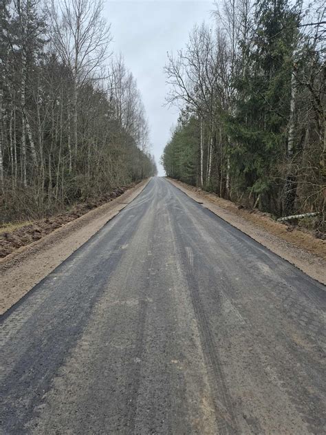 Asfaltuojamas kelias kaimo vietovėje