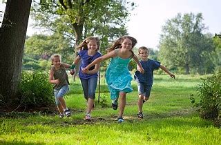 Vaikai, žaidžiantys darželyje