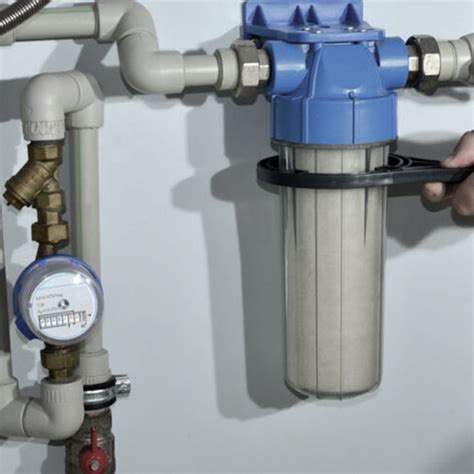 Simbolinis vaizdas, rodantis vandens filtravimo procesą