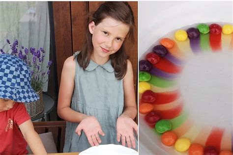 Vaikai atlieka eksperimentą su saldainiais