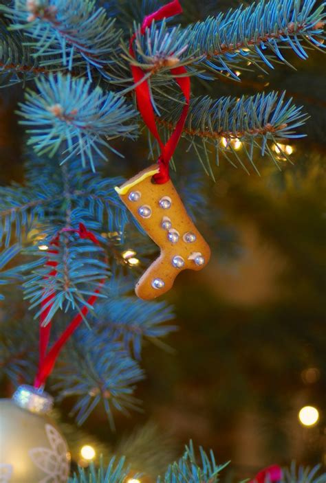 Vaikai puošia kalėdinius meduolius