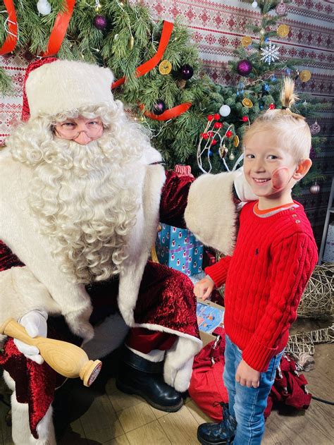 Vaikai su diplomais ir Kalėdų Senelio atvaizdais