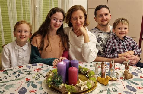 Tėvai ir vaikai kartu kuria advento papuošimus