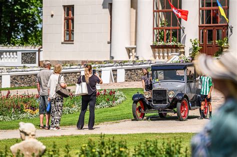 Vaikai, apžiūrintys senovinius automobilius