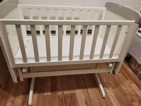 Kompaktiškas medinis lopšiukas kūdikiui