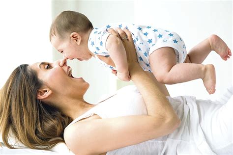 Motina laiko kūdikio ranką