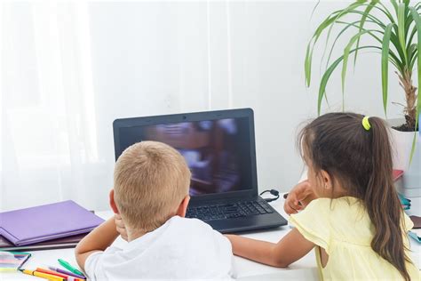 Vaikai, naudojantys planšetinius kompiuterius edukaciniams žaidimams