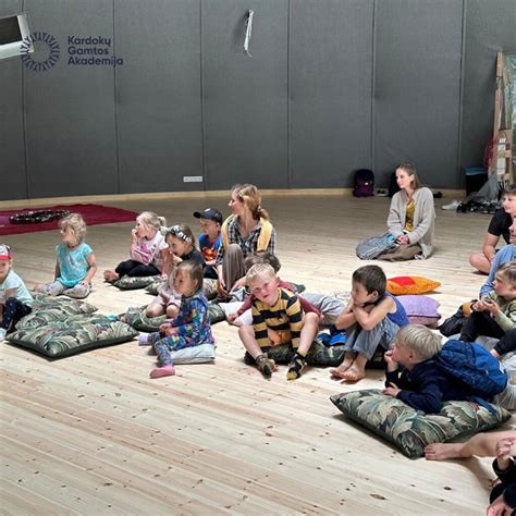 Vaikai, dalyvaujantys įvairiose edukacinėse veiklose darželyje