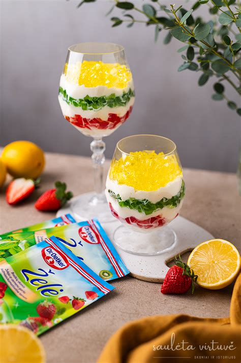 Sluoksniuotas kefyro ir želė desertas su vaisiais