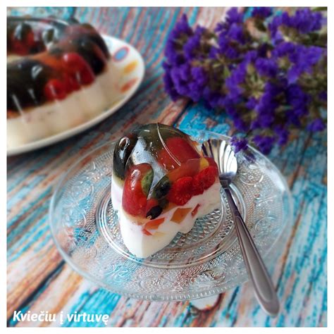 Stiklinės su kefyro želė desertu ir uogomis