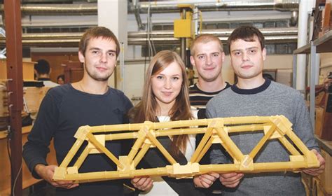 Vaikų statomas tiltas iš popieriaus vamzdelių