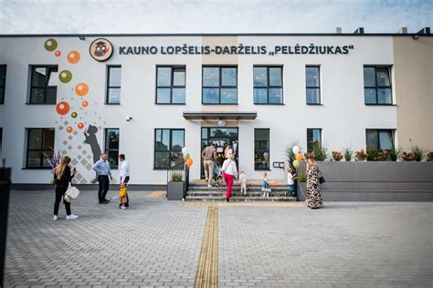 Nuotrauka darželio kiemelio su žaidimų aikštele