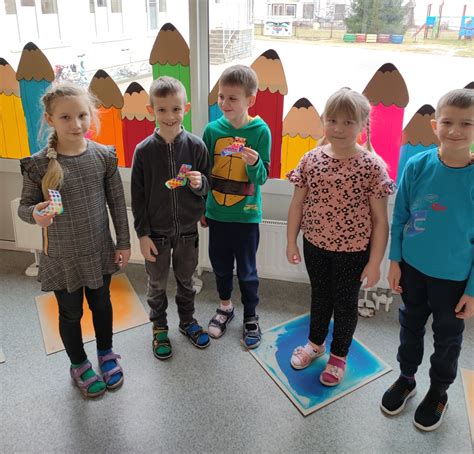 Nuotrauka, vaizduojanti vaikų rankdarbius darželio parodoje