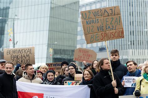 Protestuotojai Lenkijoje su plakatais