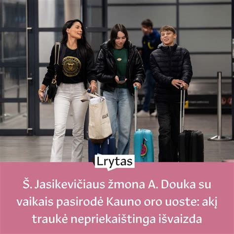 šeima su kūdikiu oro uoste