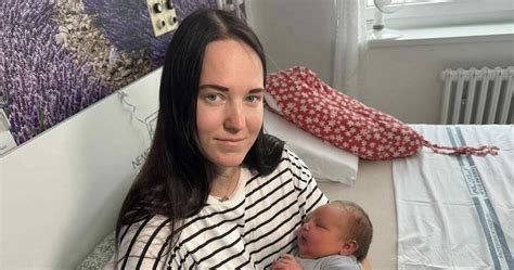 Moteris maitina kūdikį pagalvės pagalba