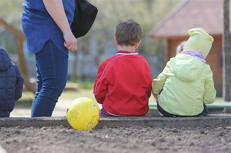 vaikų darželis su žaidžiančiais vaikais