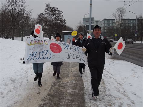 Japonijos biuro darbuotojai dirbantys viršvalandžius