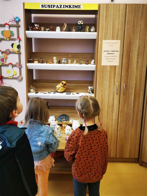 vaikai apžiūri inkilus muziejuje