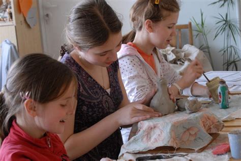 vaikai lipdo paukščius iš molio