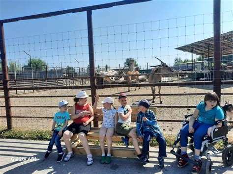 vaikai stebi paukščius zoologijos sode