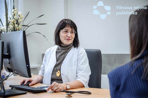 Vaikų gydytoja konsultuoja tėvus