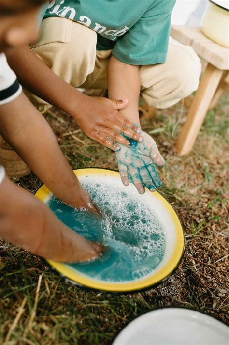 Vaikai plaunasi rankas