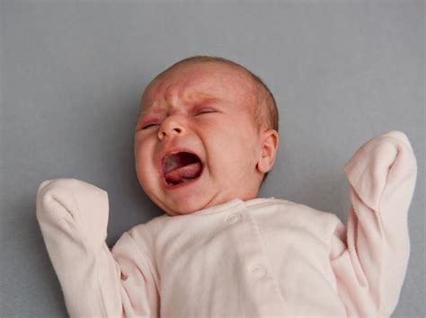 Scheminis vaizdas, kaip keičiasi momenėlis kūdikiui verkiant ir kai jam trūksta skysčių