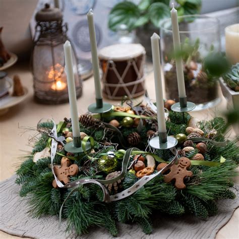 Dekoruotas židinys su girlianda ir žvakėmis