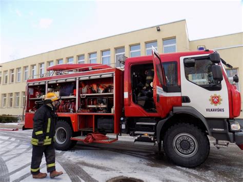 vaikai per priešgaisrinės saugos pratybas