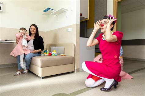 vaikai įveikia kliūčių ruožą