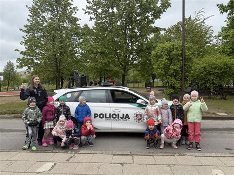 vaikai su policijos pareigūne