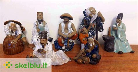 Keraminės skulptūrėlės darželio kiemelyje